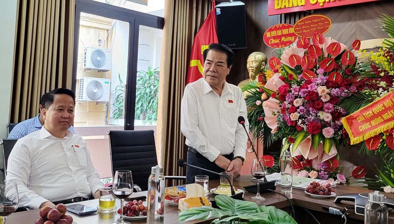 Ông Dương Thanh Bình chúc mừng báo Đại Đoàn Kết. Ảnh: T.K..
