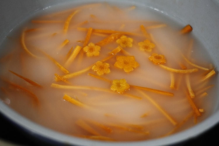 Ngâm cà rốt vào nước vo gạo.