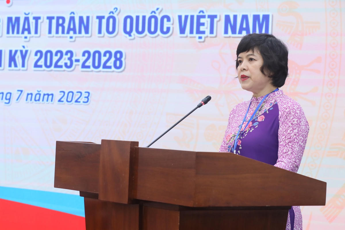 Bà Vũ Thị Thu Hà, Phó Chủ tịch Công đoàn Cơ quan Trung ương MTTQ Việt Nam phát biểu tại Đại hội.