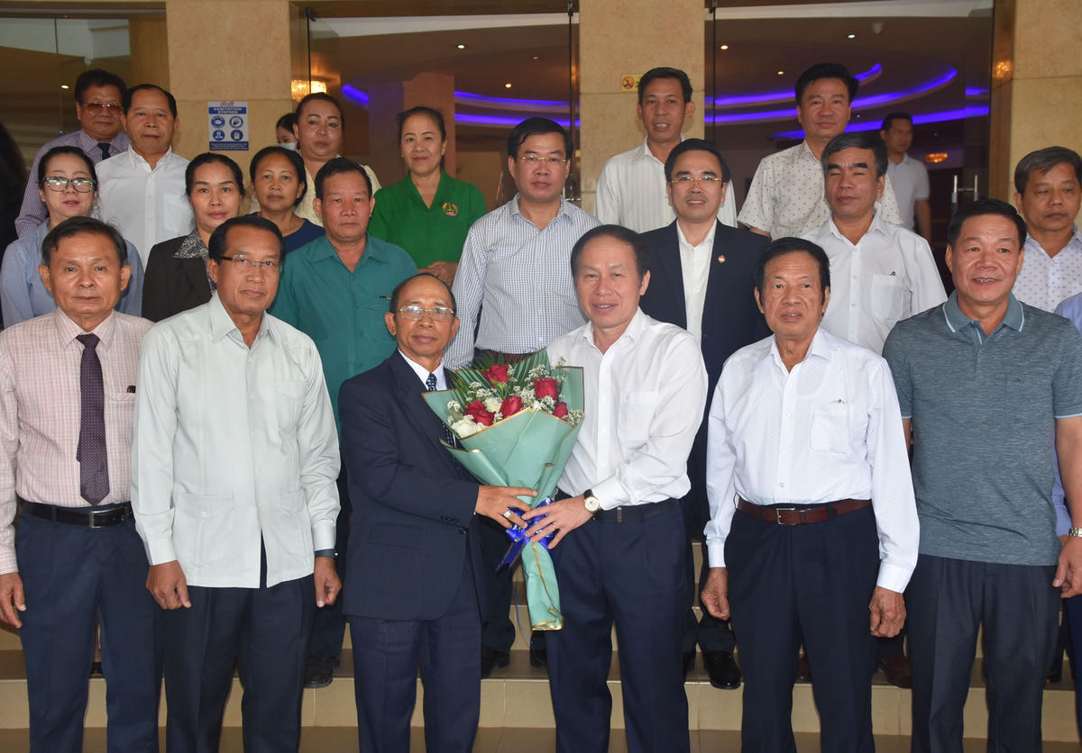 Phó Chủ tịch Thường trực Ủy ban Trung ương Mặt trận Lào xây dựng đất nước Khampheuy Bouddavieng tặng hoa Phó Chủ tịch - Tổng Thư ký Lê Tiến Châu và Đoàn đại biểu Cấp cao UBTƯ MTTQ Việt Nam.