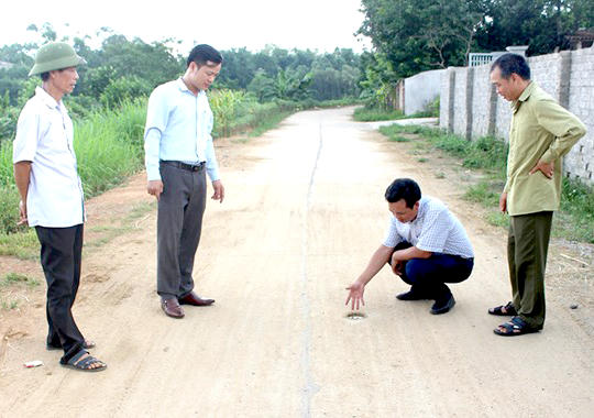 Ban Giám sát đầu tư của cộng đồng xã Phú Lộc (huyện Phù Ninh, tỉnh Phú Thọ) giám sát việc thi công các dự án đường giao thông trên địa bàn.