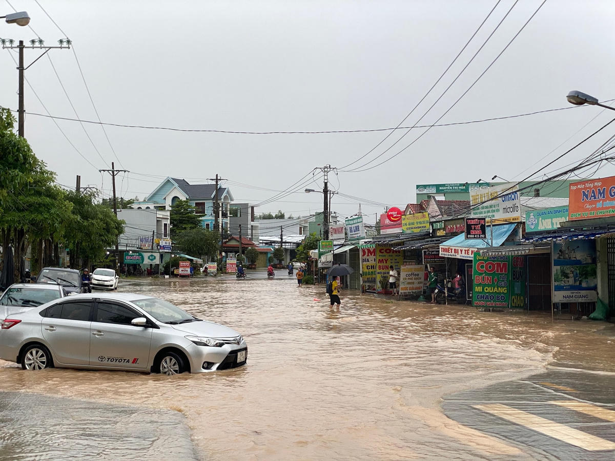 Mưa lớn nước tràn qua đường Quang Trung, thị trấn Ái Nghĩa ngày 13/11.