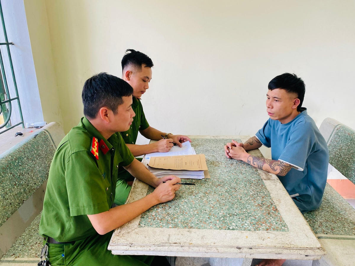 Chỉ sau 3 tiếng đồng hồ, đối tượng đã bị Công an huyện Cẩm Khê bắt.