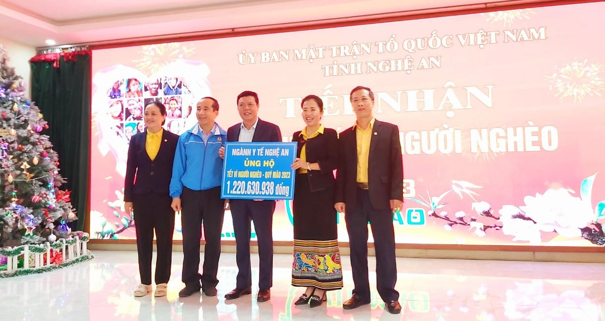 Mặc dù trải qua khó khăn trong hơn 2 năm qua, tuy nhiên ngành y tế Nghệ An vẫn dành ủng hộ cho người nghèo trên địa bàn toàn tỉnh hơn 1,2 tỷ đồng.