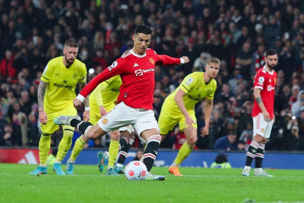 Ronaldo ghi bàn từ chấm phạt đền.