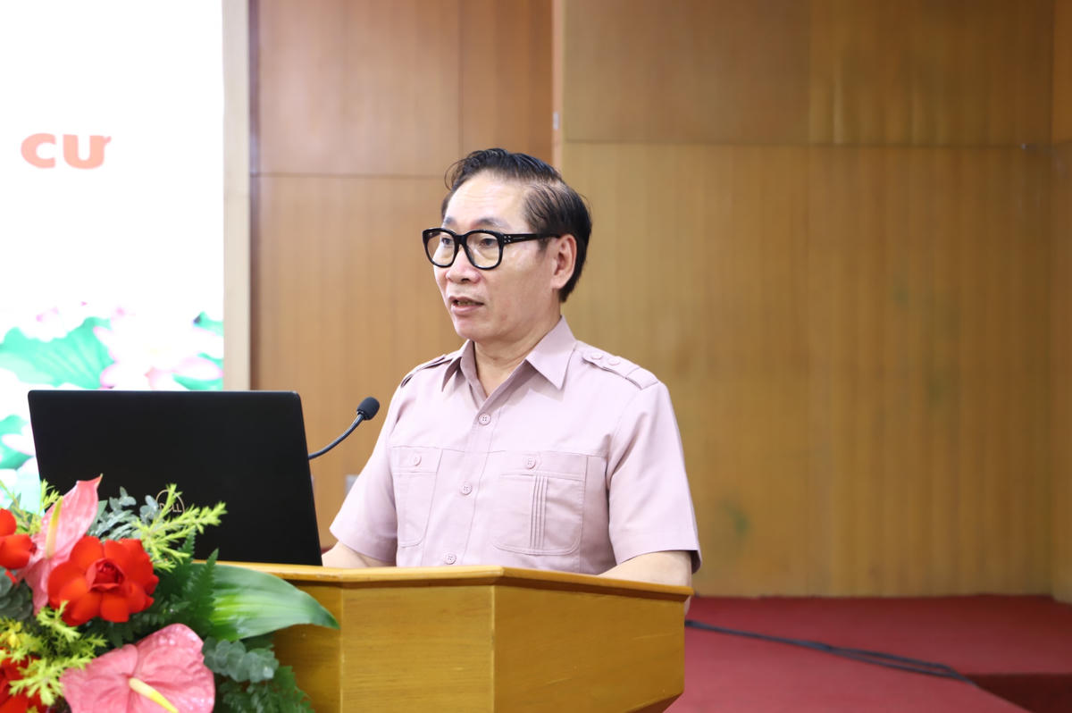 Thay mặt Đoàn thiện nguyện, Luật sư Nguyễn Văn Chiến bày tỏ sự chia sẻ sâu sắc với những mất mát đau thương của các gia đình và mong muốn thân nhân của các nạn nhân bị tử vong sớm ổn định tâm lý, vượt qua khó khăn, ổn định cuộc sống.    Thay mặt Đoàn thiện nguyện, Luật sư Nguyễn Văn Chiến bày tỏ sự chia sẻ sâu sắc với những mất mát đau thương của các gia đình và mong muốn thân nhân của các nạn nhân bị tử vong sớm ổn định tâm lý, vượt qua khó khăn, ổn định cuộc sống.  Đồng thời, Luật sư cũng gửi lời cảm ơn các y bác sĩ đã quên mình, nỗ lực để chăm sóc sức khỏe nhân dân nói chung, các nạn nhân vụ hỏa hoạn nói riêng. Các chiến sĩ áo trắng đã không quản ngại khó khăn, vất vả, giành giật sự sống cho các bệnh nhân.