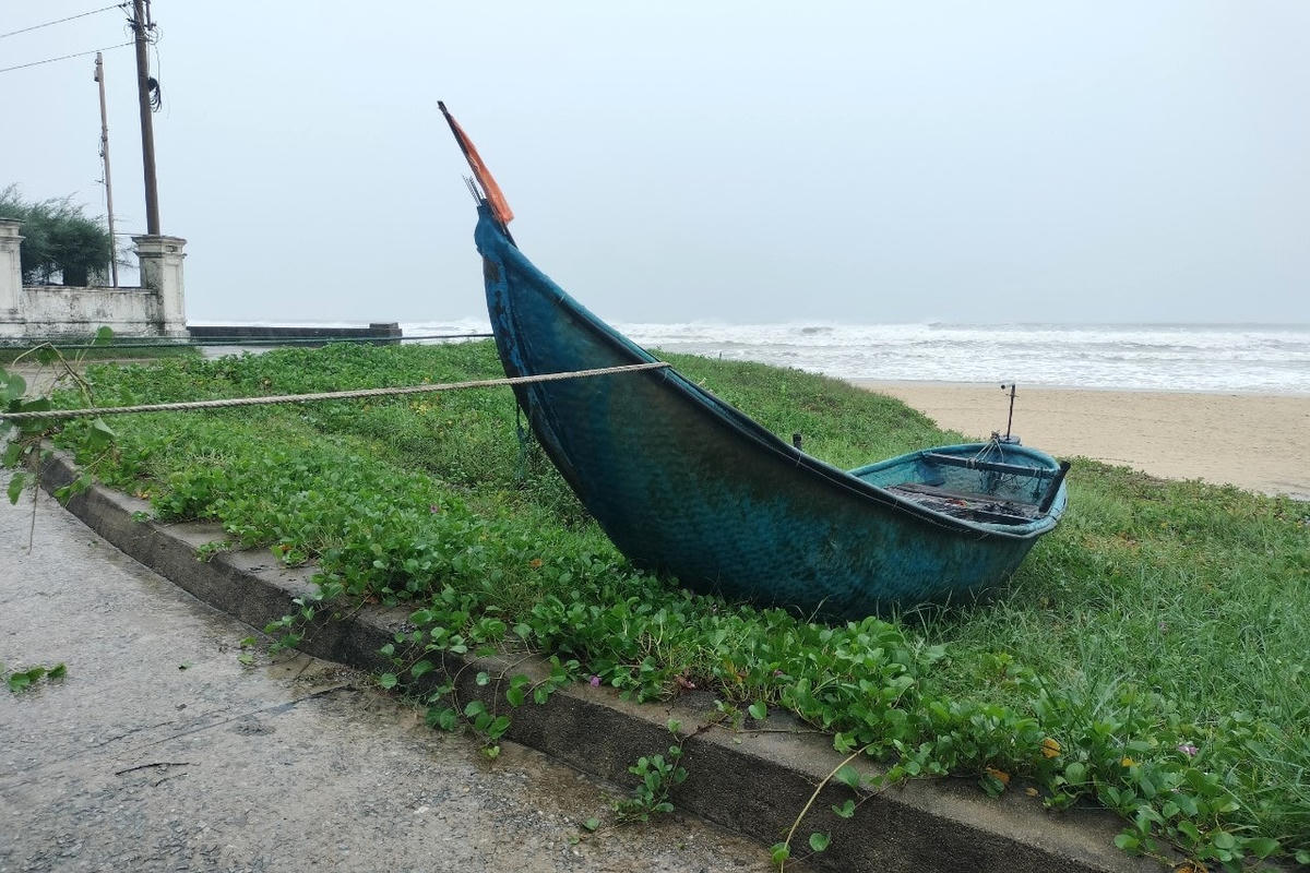 Ngư dân dùng dây thừng cột các thuyền thúng đưa lên bờ.