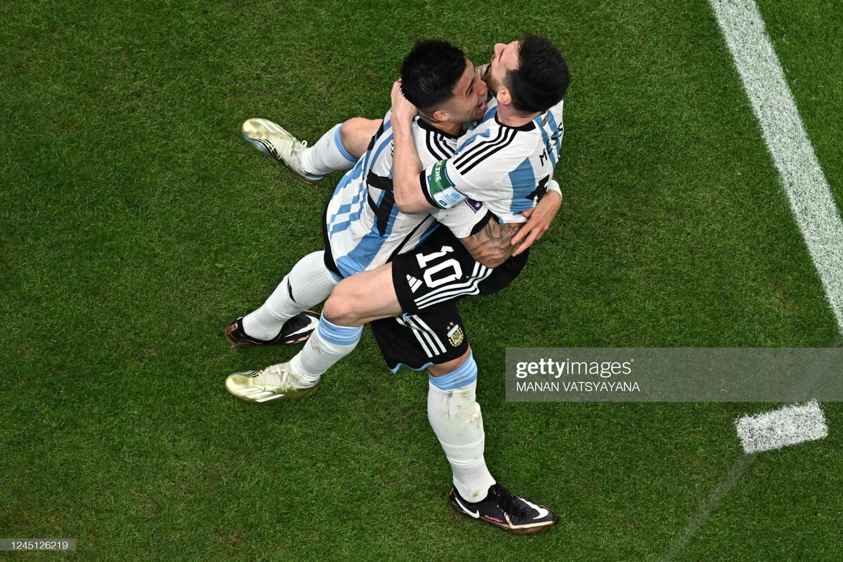 Messi nhảy lên ôm chầm lấy Enzo, cùng đàn em ăn mừng bàn thắng. Đây có thể là hai nhân tố quan trọng nhất trong hành trình chinh phục World Cup của Argentina. Ảnh: Getty