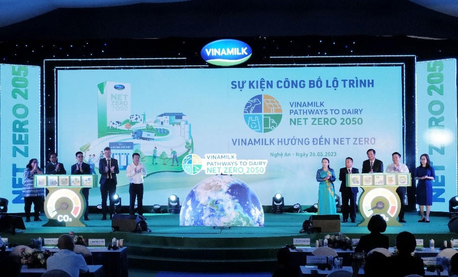 Các đại biểu cùng với Vinamilk thực hiện nghi thức công bố lộ trình hướng tới Net Zero 2050 tại sự kiện.