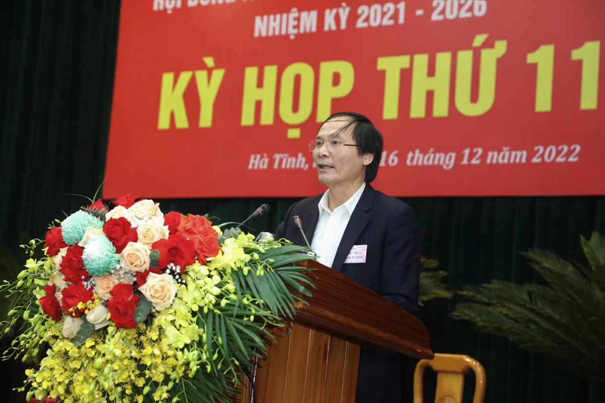 Ông Nguyễn Văn Việt, Giám đốc Sở NN&PTNT tỉnh Hà Tĩnh trả lời chất vấn.
