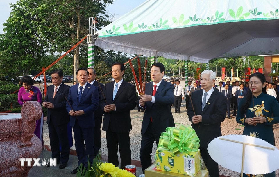 Trước đó, Chủ tịch nước Lương Cường và các đại biểu dâng hương tại Khu Di tích lịch sử Quốc gia Phú Riềng Đỏ, tại xã Thuận Lợi, huyện Đồng Phú, nơi thành lập Chi bộ Cộng sản Đảng đầu tiên ở miền Đông Nam bộ. (Ảnh: Lâm Khánh/TTXVN)