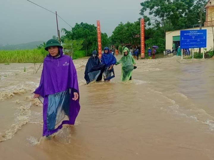 Theo UBND xã Thành Long (Thạch Thành), có khoảng 20 ha hoa màu bị chìm sâu trong nước.