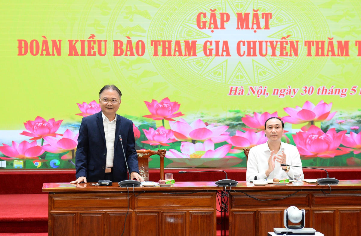Đại sứ Ngô Hướng Nam phát biểu tại buổi gặp mặt.