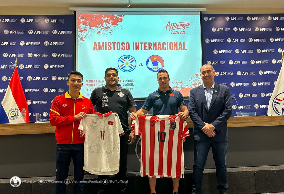 Trưởng đoàn Trần Anh Minh và HLV trưởng Giustozzi Diego Raul trao tặng áo thi đấu với đội bạn. Ảnh: VFF.  