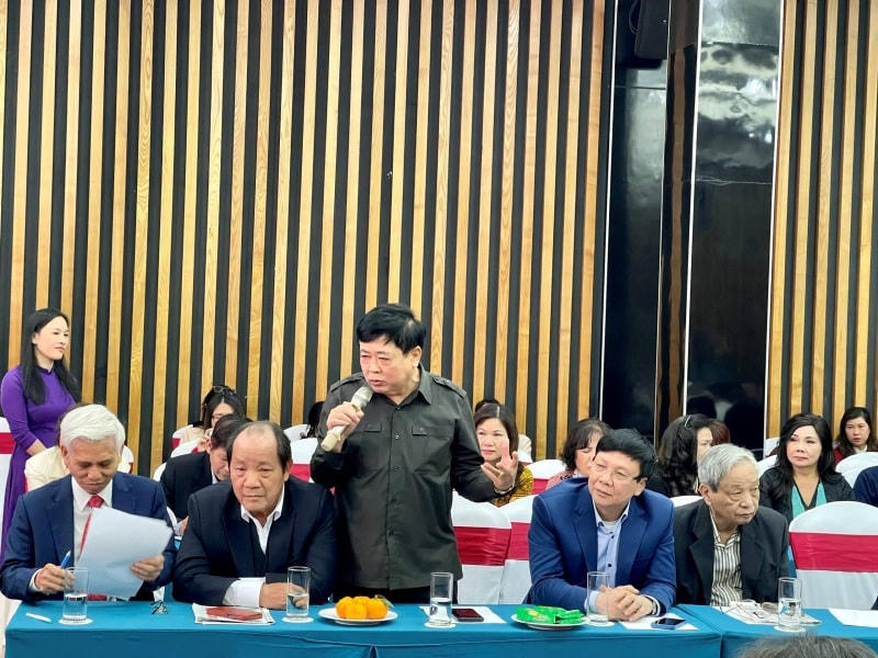 PGS.TS. Nguyễn Thế Kỷ, Chủ tịch Hội đồng Lý luận, phê bình văn học nghệ thuật Trung ương chia sẻ tại buổi gặp gỡ (Ảnh: H.S).