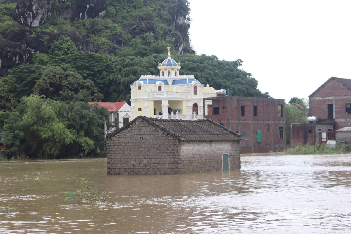 Những căn nhà chìm trong biển nước.