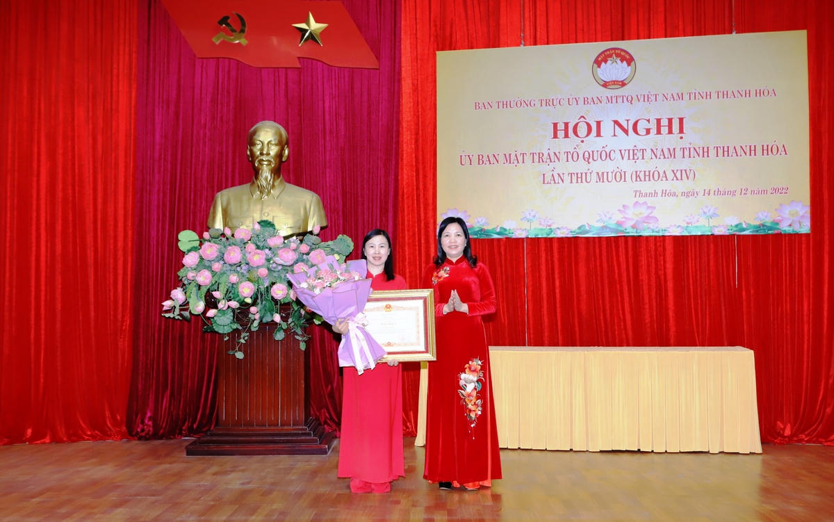 Cũng trong dịp này, Thừa ủy quyền của Thủ tướng Chính phủ, bà Phạm Thị Thanh Thủy Chủ tịch Ủy ban MTTQ, Trưởng ban Dân vận tỉnh Thanh Hóa tỉnh đã trao Bằng khen của Thủ tướng Chính phủ cho bà Nguyễn Thị Phương, Trưởng Ban Văn phòng – Tổ chức, Ủy ban MTTQ Việt Nam tỉnh Thanh Hóa đã có thành tích xuất sắc trong công tác từ năm 2017 đến năm 2021, góp phần vào sự nghiệp xây dựng CNXH và bảo vệ Tổ quốc