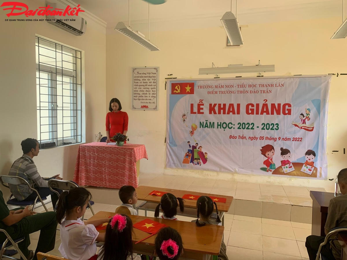Lễ khai giảng trang trọng không kém các trường học khác trên đất liền của điểm trường thôn đảo Trần.