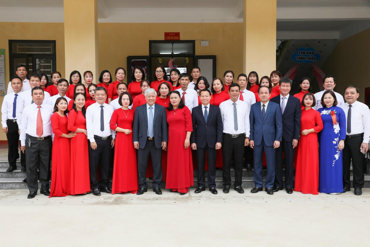 Chủ tịch Đỗ Văn Chiến chụp ảnh lưu niệm với tập thể cán bộ giáo viên Trường Mầm non Quy Mông, Trường Tiểu học và Trung học cơ sở Quy Mông, xã Quy Mông, huyện Trấn Yên. 