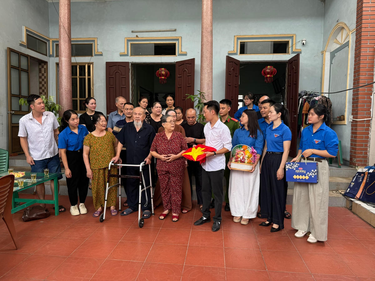 Những tấm ảnh liệt sĩ được phủ cờ đỏ sao vàng, thể hiện sự trân trọng và tri ân của người phục dựng. Ảnh: Đình Mịn