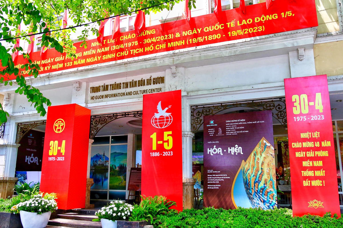 Trung tâm thông tin văn hoá Hồ Gươm treo các Banner khẩu hiệu.