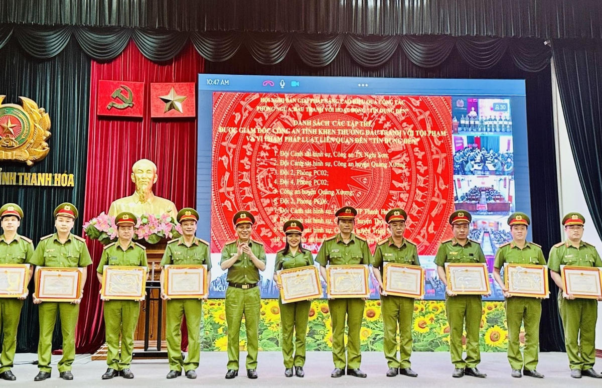 7 tập thể được Giám đốc Công an tỉnh Thanh Hóa tặng bằng khen vì có thành tích trong đấu tranh với hoạt động 'tín dụng đen'.