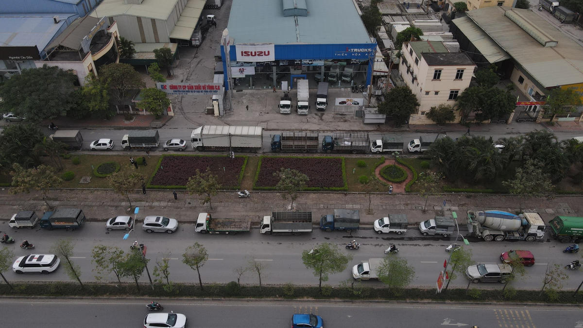 Các phương tiện xếp dài ra phía lòng đường QL32.