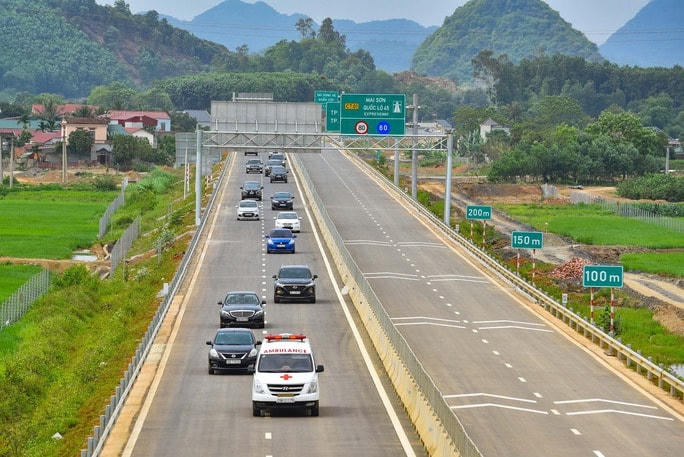 Từng dòng xe nối đuôi nhau trên cao tốc Mai Sơn - QL 45 hướng về Thanh Hóa trong dịp lễ 30-4, 1/5.