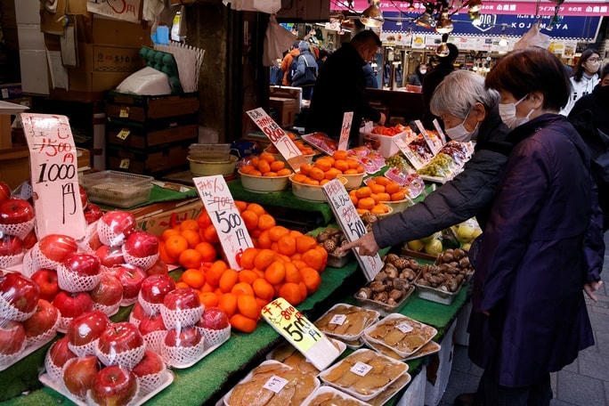 Người dân mua sắm tại một khu chợ ở thủ đô Tokyo (Nhật Bản). Nguồn: Japan Today.