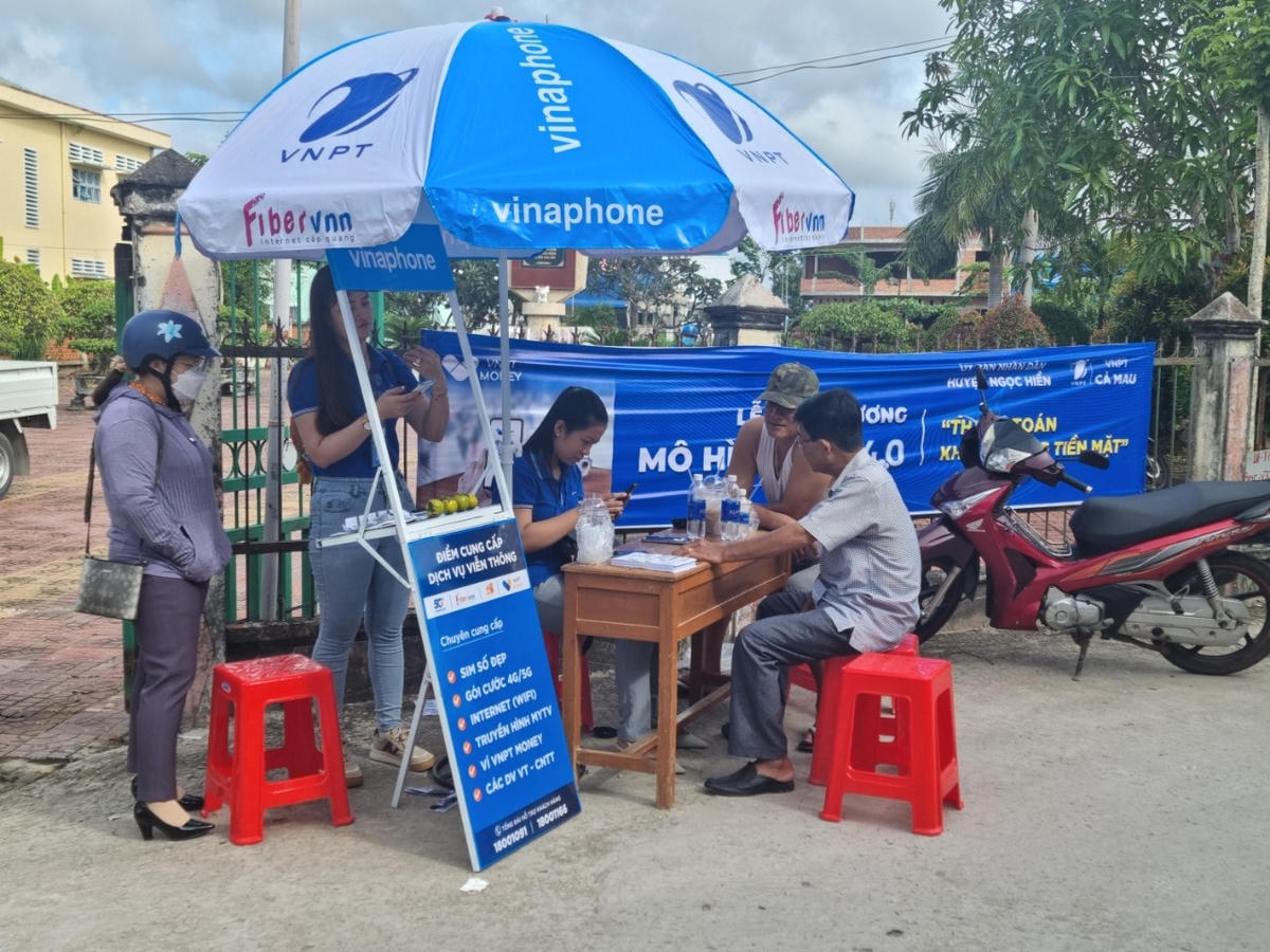 Hướng dẫn người dân kỹ năng sử dụng dịch vụ trực tuyến, mua sắm trực tuyến, thanh toán trực tuyến và tự bảo vệ mình trên môi trường số.