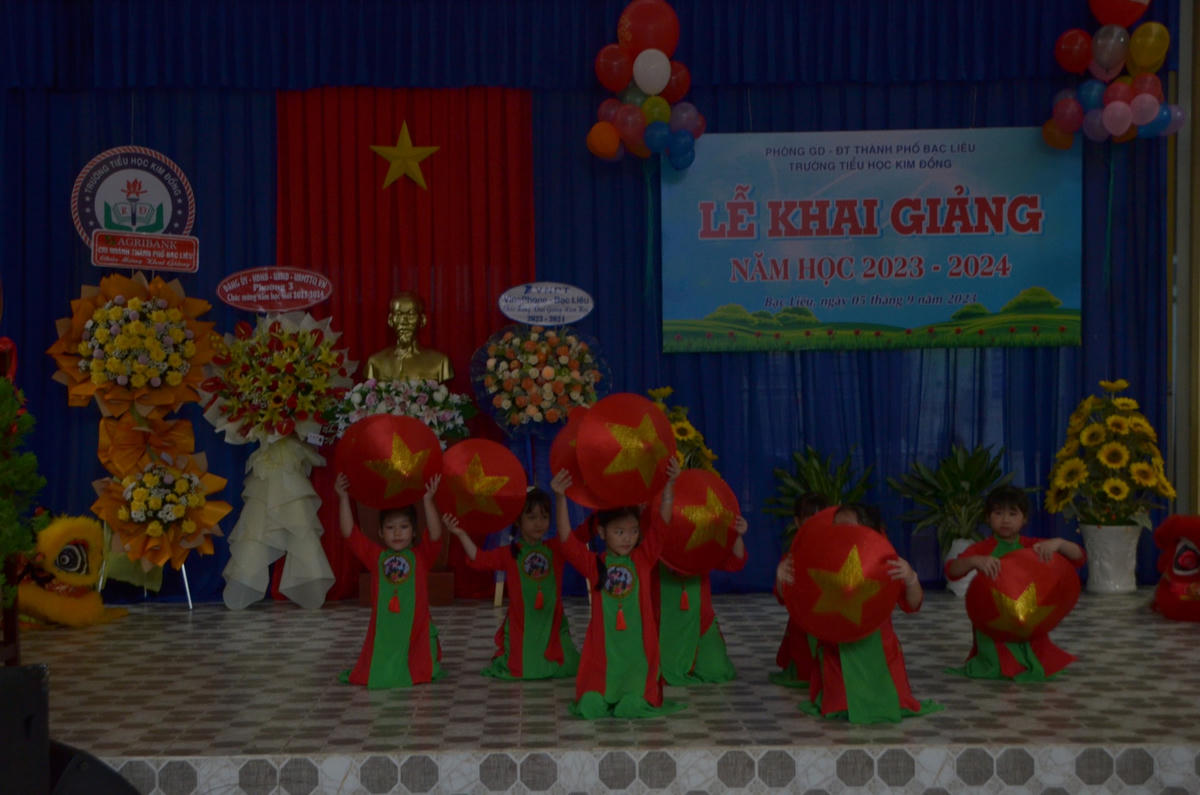 Tiết mục văn nghệ chào mừng khai giảng.