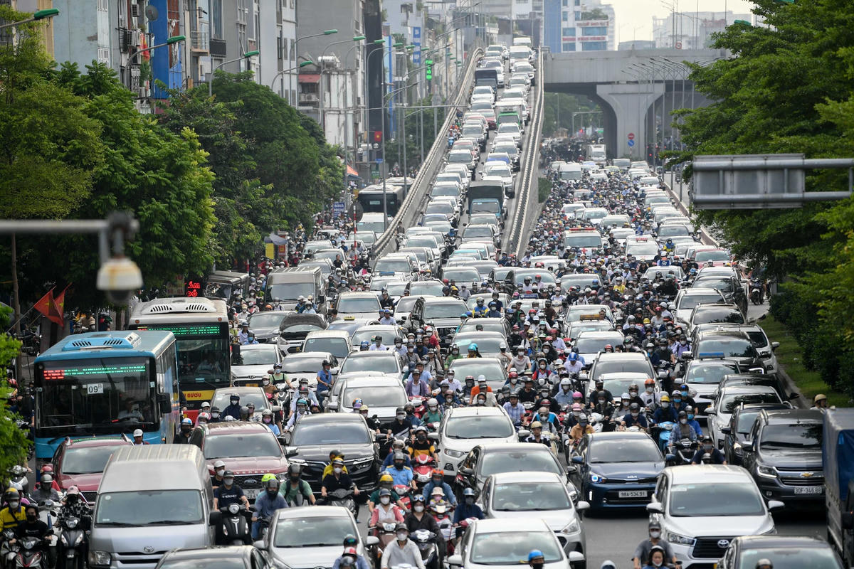 Tại đường Trường Chinh lúc 7h sáng 5/9 dòng phương tiện nối đuôi nhau di chuyển.
