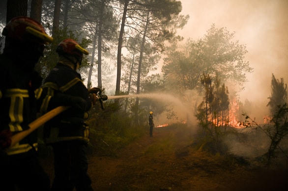 Nhân viên cứu hỏa dập một đám cháy rừng ở vùng Gironde thuộc tây nam Pháp ngày 18/7. Ảnh: Reuters .