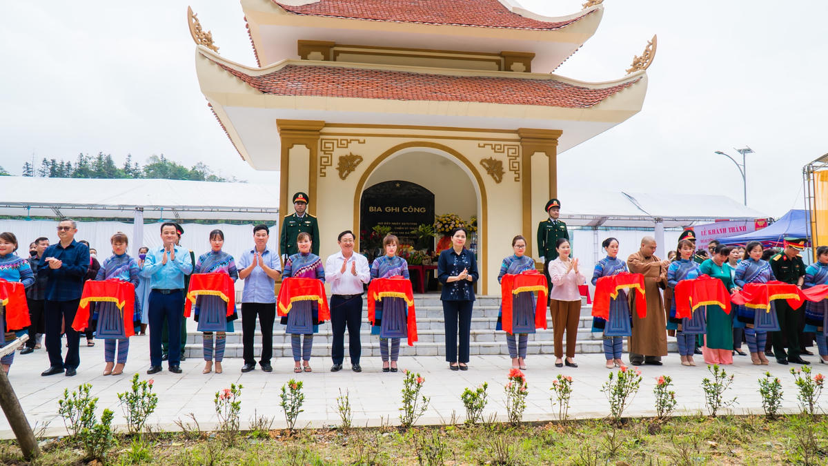Cắt băng khánh thành Nhà bia tưởng niệm.