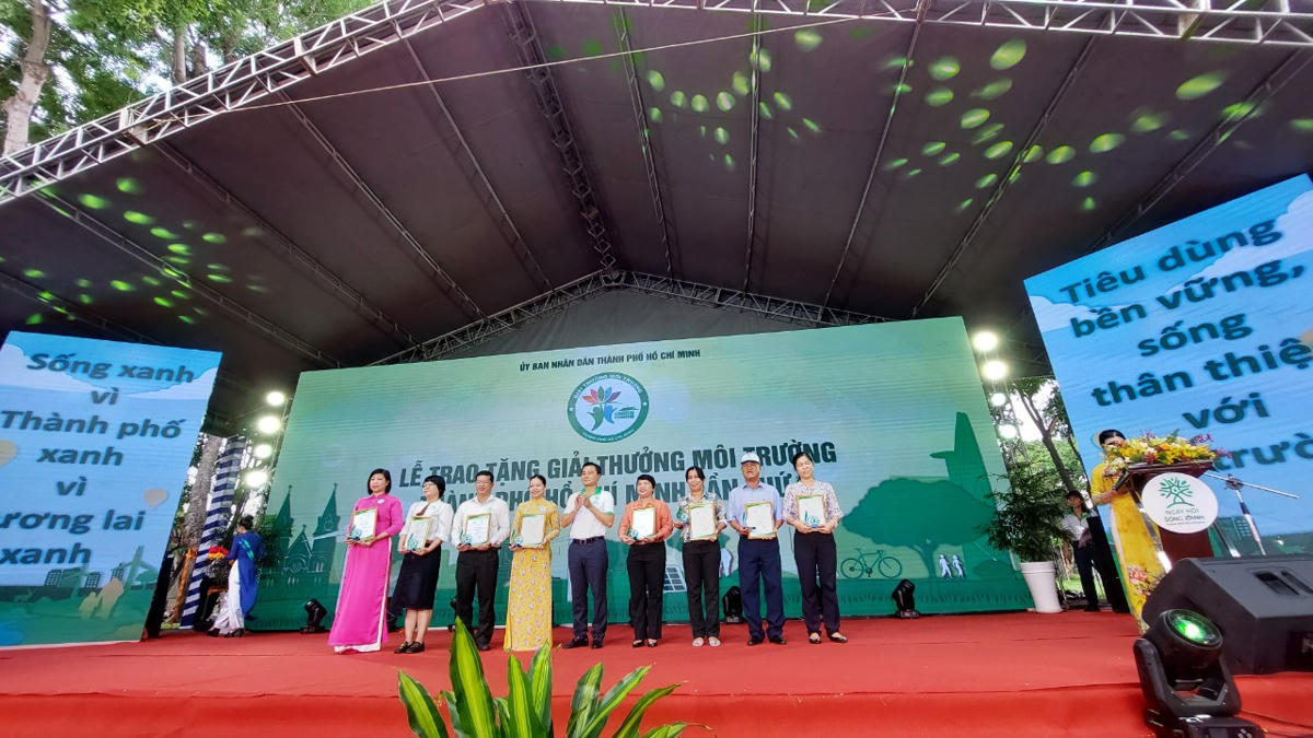 Người dân đổi rác lấy quà tại Ngày hội sống xanh TP HCM lần 3 năm 2023