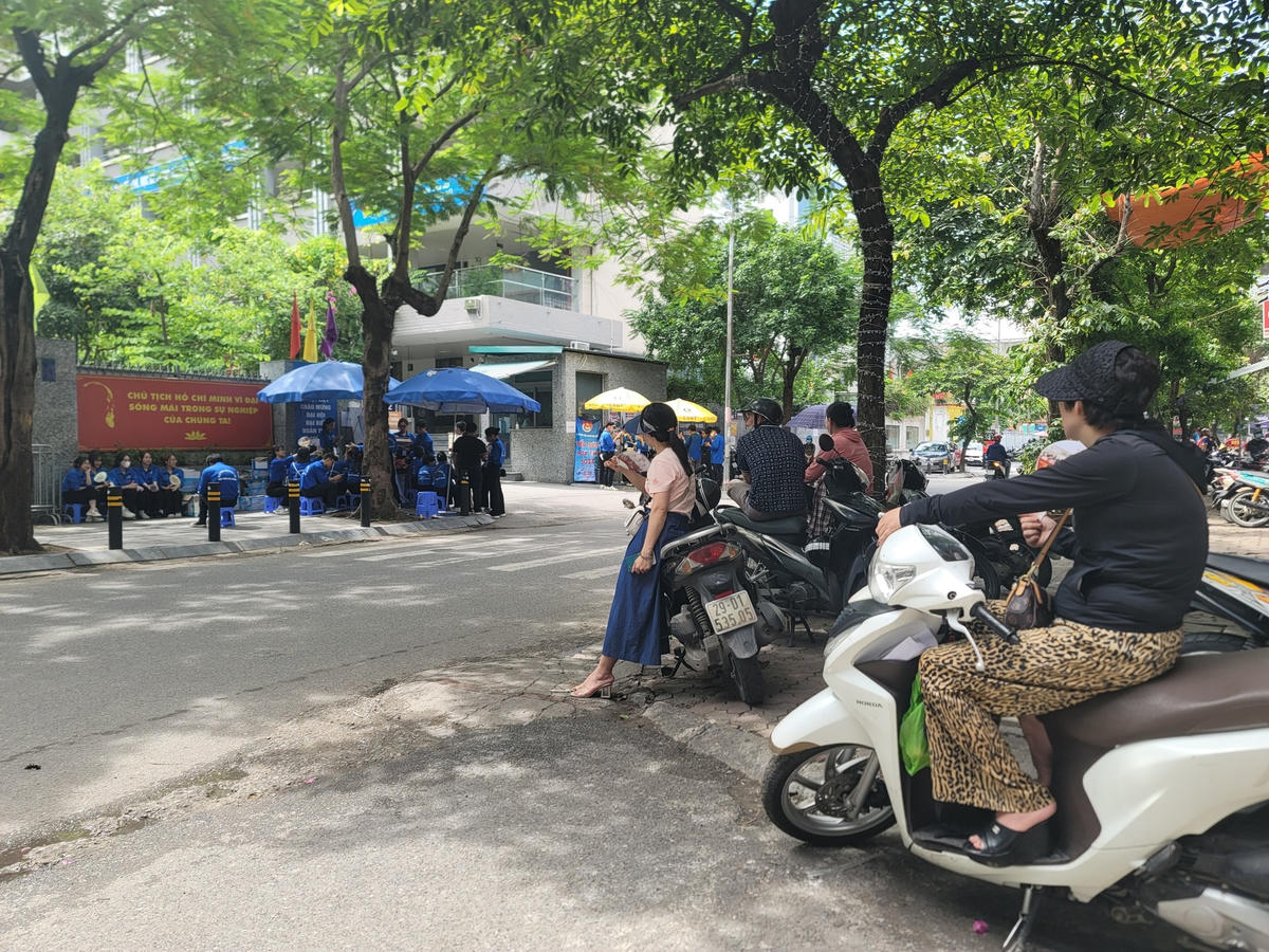 Thi THPT quốc gia 2023: Muôn kiểu đợi chờ của phụ huynh