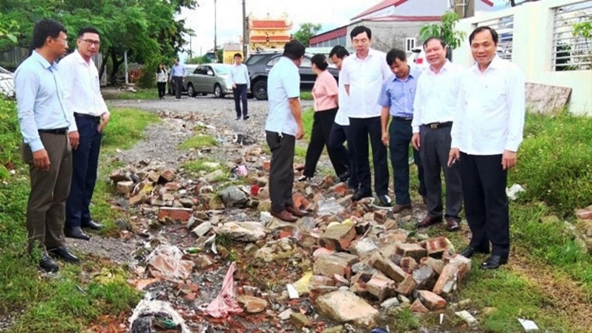 Bí thư Tỉnh ủy Hà Tĩnh Hoàng Trung Dũng trực tiếp kiểm tra thực địa sau khi tiếp xúc cử tri.