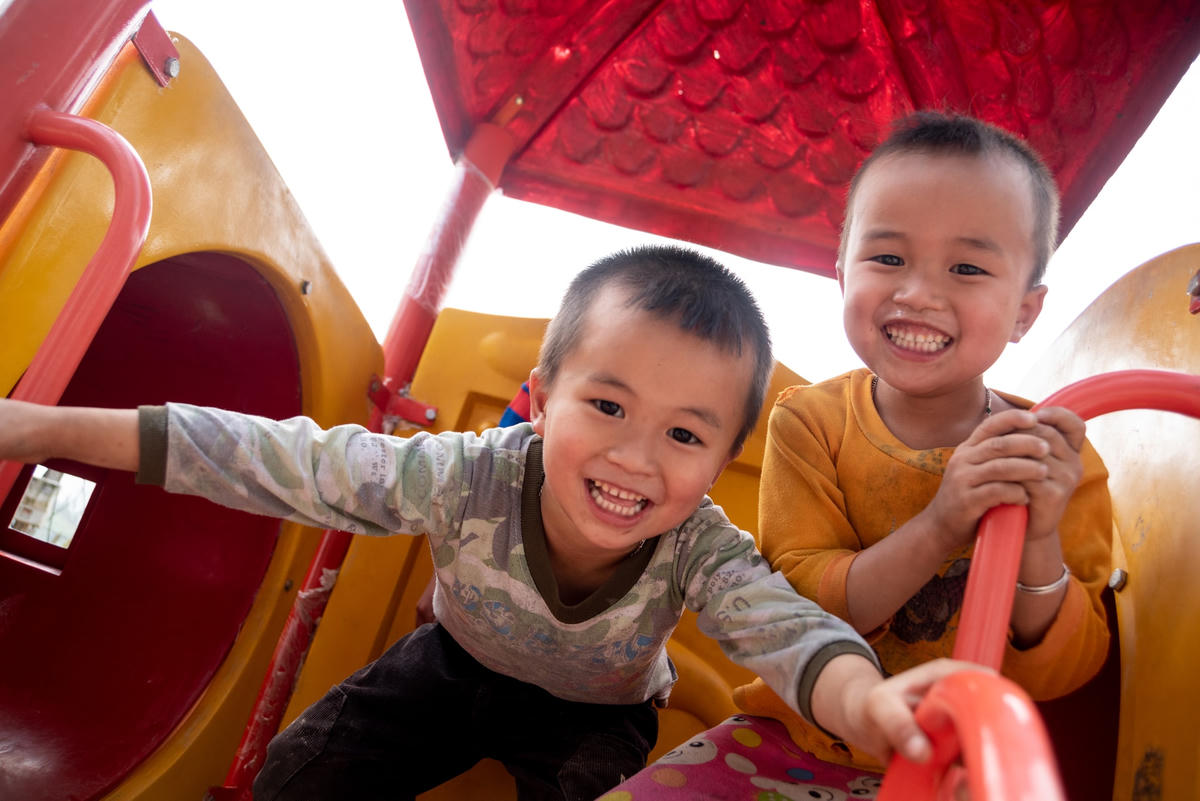 Những nụ cười giòn tan của các em học sinh khi có sân chơi mới.