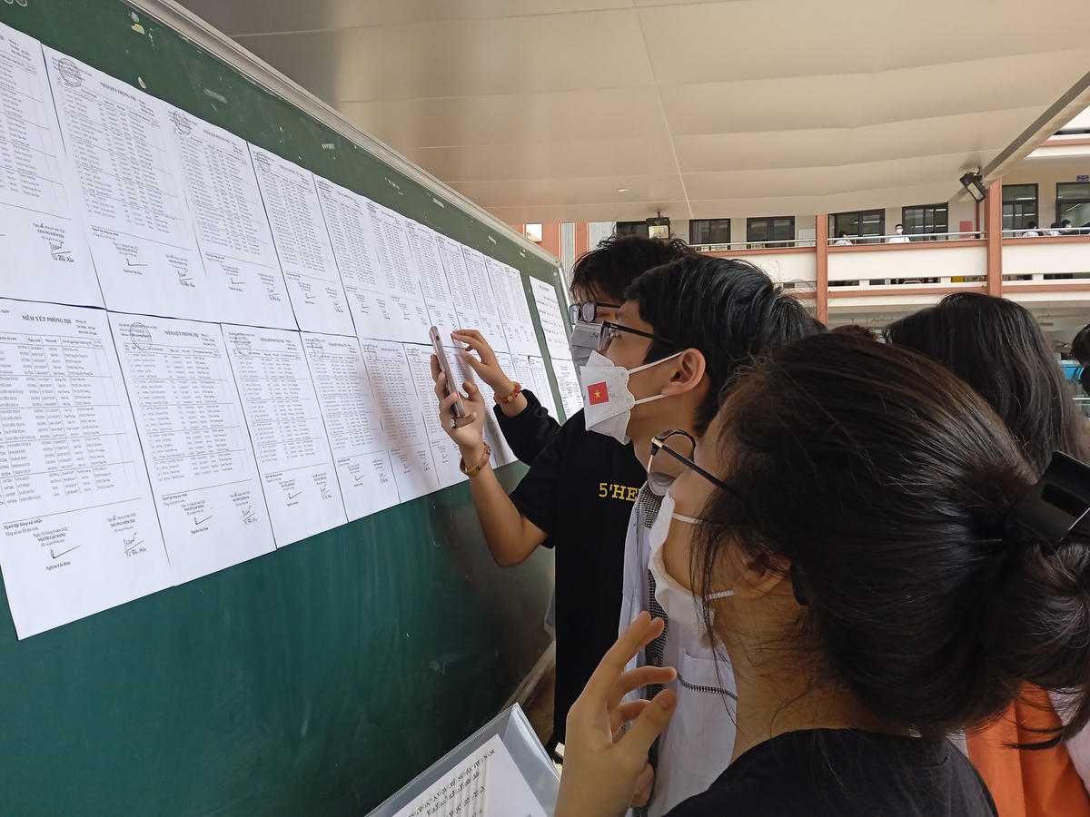 Thí sinh xem kết quả thi vào lớp 10 THPT tại Hà Nội năm học 2022-2023.