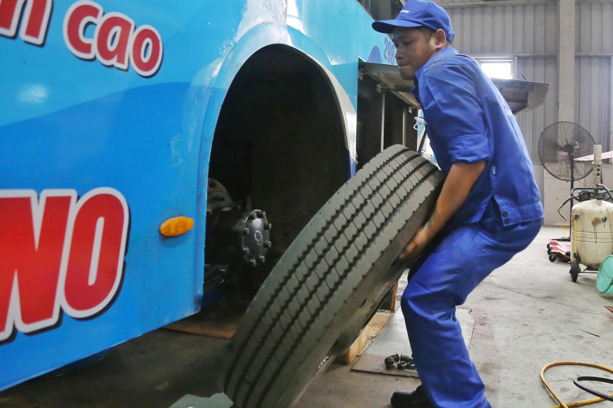 Hầu hết đội ngũ sửa chữa đều là những người có kinh nghiệm lâu năm, mọi thao tác vô cùng nhanh chóng.