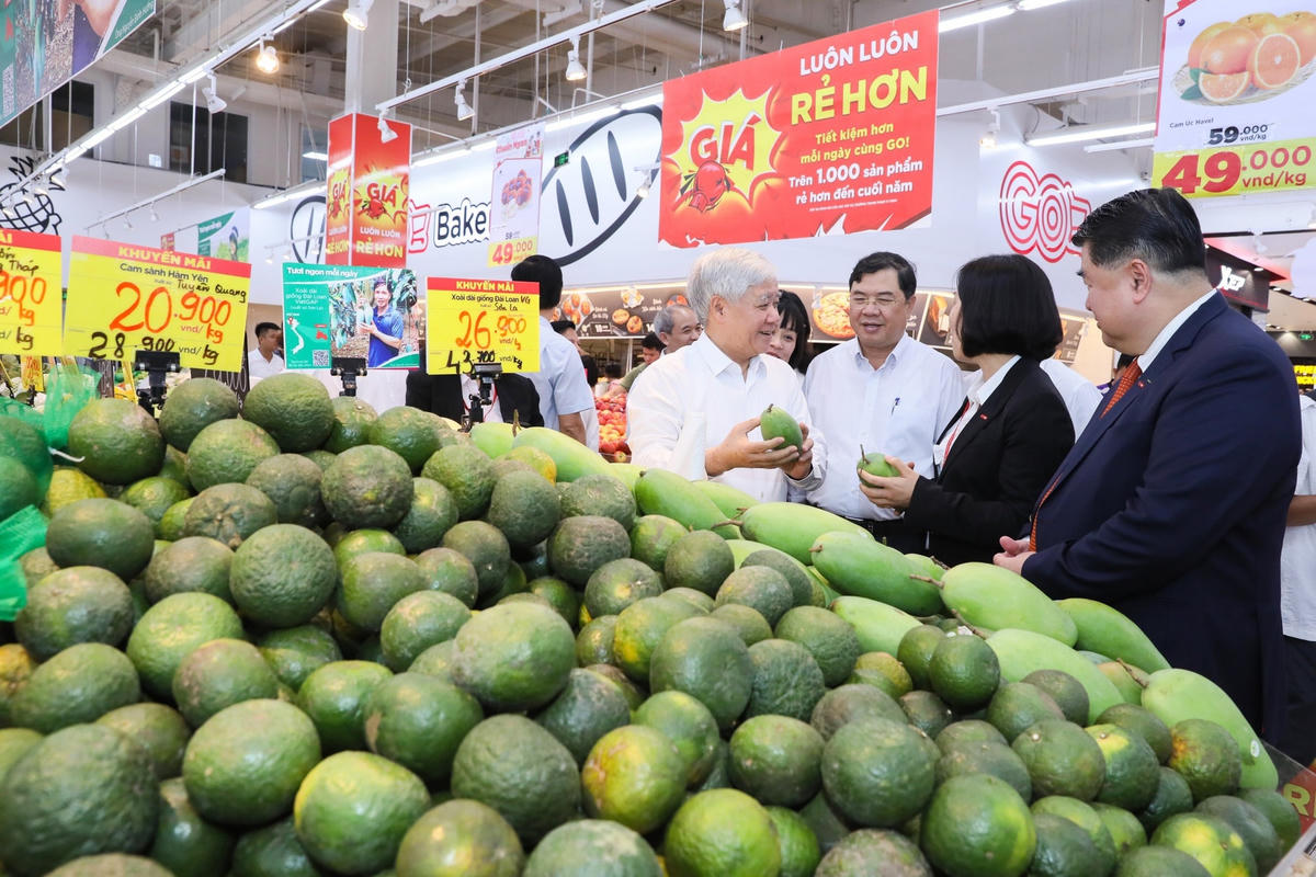 [Ảnh] Chủ tịch UBTƯ MTTQ Việt Nam kiểm tra thực hiện CVĐ 'Người Việt Nam ưu tiên dùng hàng Việt Nam' tại Nam Định