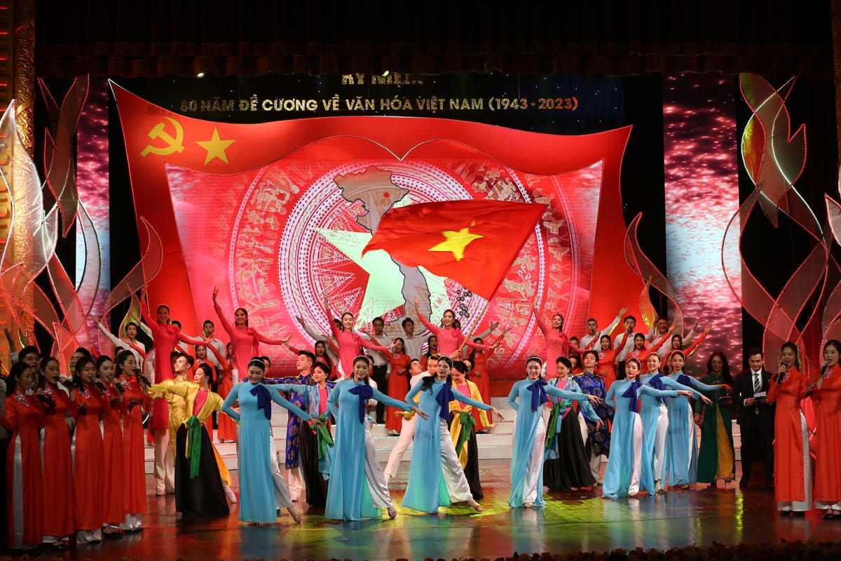 Chương trình nghệ thuật “Đề cương về văn hoá Việt Nam – Những dấu ấn lịch” được thể hiện qua 3 chương. (ảnh Khiếu Minh).