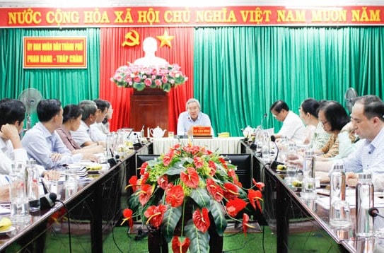 Ông Lê Văn Bình, UVTV Tỉnh ủy, Chủ tịch Ủy ban MTTQ Việt Nam tỉnh Ninh Thuận làm việc với Thành ủy Phan Rang-Tháp Chàm.