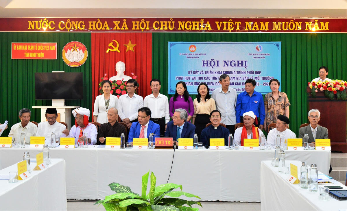 Thực thực hiện nghi thức ký kết Chương trình phối hợp giai đoạn 2022 - 2026.