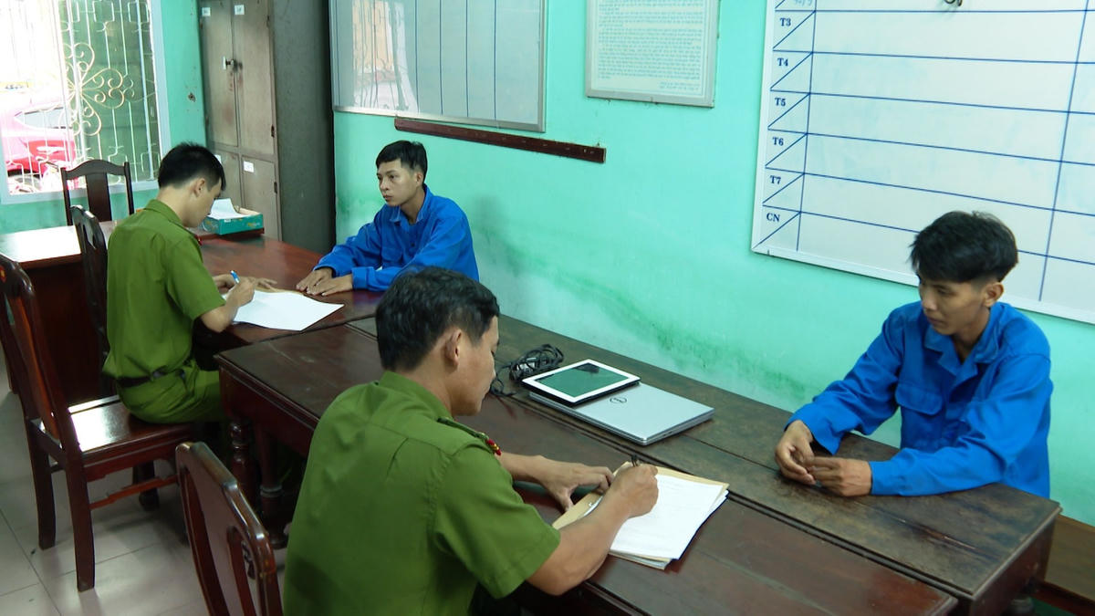 Hai đối tượng Huy và Hải tại cơ quan Công an.