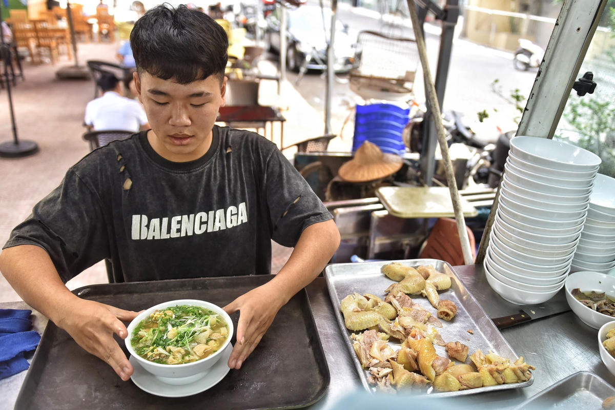 Bát phở có giá giao động từ 50.000 đồng tới 100.000 đồng, tùy vào nhu cầu khách gọi.
