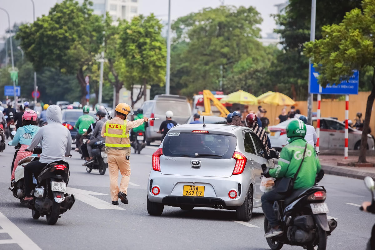 Bên cạnh việc ghi hình để phạt nguội, các Tổ tuần tra bằng mô tô đặc chủng còn phối hợp với Đội Cảnh sát giao thông thuộc Phòng CSGT Công an Hà Nội trên tuyến xử phạt nóng với các tài xế chây ỳ không chấp hành.
