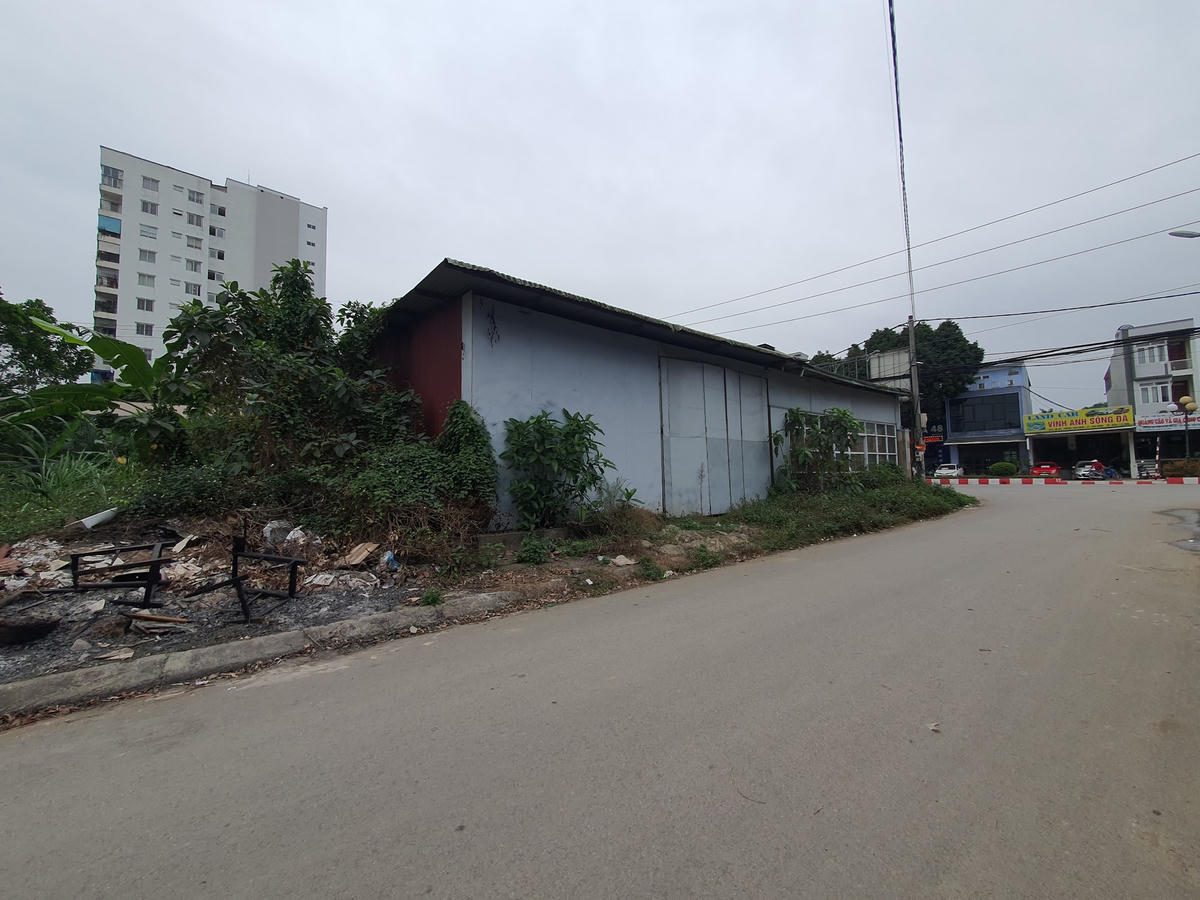 Từ mặt sau siêu thị Hoàng Trường Giang có thể thấy rõ được xây dựng bằng khung thép, lợp tôn rất chắc chắn.