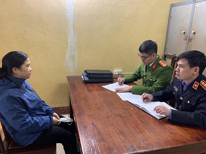 Kiểm sát viên tham gia lấy lời khai của Xuân. Ảnh VKSND tỉnh Tuyên Quang