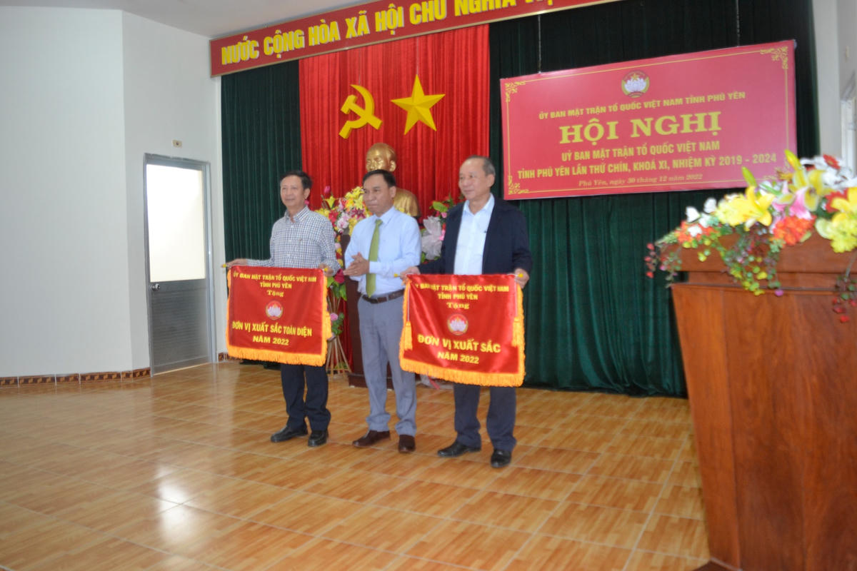 Ông Nguyễn Quốc Hoàn, Chủ tịch Ủy ban MTTQ Việt Nam tỉnh  Phú Yên, tặng cờ xuất sắc toàn diện cho Ủy ban MTTQ Việt Nam huyện Sông Hinh và tặng cờ xuất sắc cho Ủy ban MTTQ Việt Nam TP. Tuy Hòa  năm 2022.  